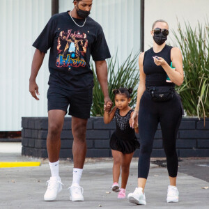 Exclusif - Khloé Kardashian et son compagnon Tristan Thompson récupèrent leur fille True à son cours de danse à la Los Angeles le 20 septembre 2021.