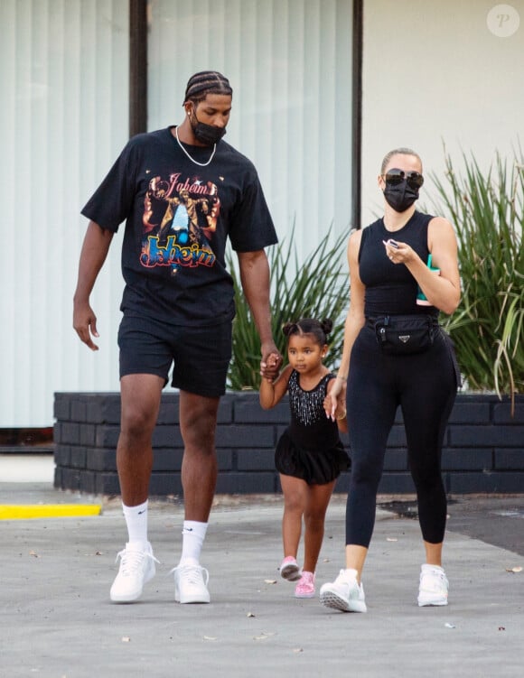 Exclusif - Khloé Kardashian et son compagnon Tristan Thompson récupèrent leur fille True à son cours de danse à la Los Angeles le 20 septembre 2021.