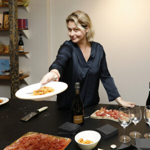 Exclusif - Luana Belmondo lors du lancement de la "Luana Box 2" pour les fêtes de Noël à l'école de cuisine "Cooking Baz'art" à Paris, le 2 décembre 2021. © Marc Ausset-Lacroix / Bestimage