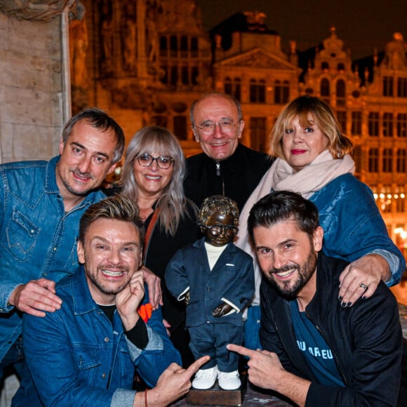 Sébastien Thoen, JeanFi Janssen, Caroline Diament, Philippe Geluck, Michèle Bernier et Christophe Beaugrand lors d'une réception à l'hôtel de ville de Bruxelles avec Laurent.Ruquier et l'équipe des Grosses Têtes pour inaugurer le Manneken Pis habillé avec un costume de l'animateur le 16 novembre 2021.