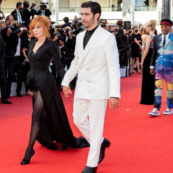 Mylène Farmer, Tahar Rahim - Montée des marches du film " OSS 117 : Alerte rouge en Afrique Noire " lors du 74ème Festival International du Film de Cannes. Le 17 juillet 2021 © Borde-Jacovides-Moreau / Bestimage 