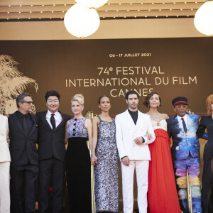 Jessica Hausner, Kleber Mendonça Filho, Song Kang-Ho, Mélanie Laurent, Mati Diop, Tahar Rahim, Maggie Gyllenhaal, Spike Lee, Mylène Farmer, Roselyne Bachelot, David Lisnard - Montée des marches du film " OSS 117 : Alerte rouge en Afrique Noire " lors du 74ème Festival International du Film de Cannes. Le 17 juillet 2021 © Borde-Jacovides-Moreau / Bestimage 