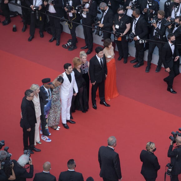 Le jury : Kleber Mendonça Filho, Jessica Hausner, Spike Lee, Mati Diop, Tahar Rahim, Mylène Farmer, Mélanie Laurent, Song Kang-Ho, Maggie Gyllenhaal - Montée des marches du film " OSS 117 : Alerte rouge en Afrique Noire " lors du 74ème Festival International du Film de Cannes. Le 17 juillet 2021 