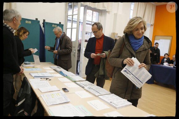 Valérie Pécresse et son mari Jerôme - Candidate en Ile de France aux éléctions régionales, Valérie Pécesse se rend à son bureau de vote, en compagnie de son mari, à Versailles, le 6 décembre 2015.
