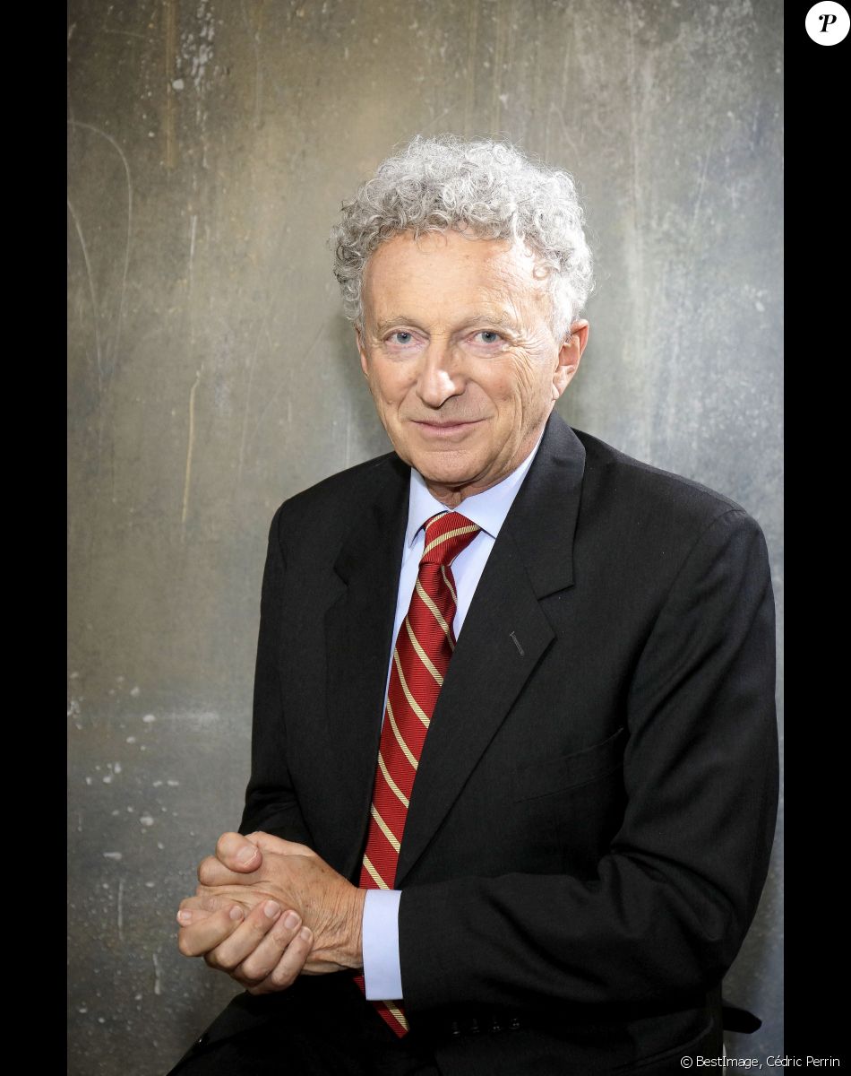 Nelson Monfort présente son livre Mémoires Olympiques lors de l'émission "L'instant de Luxe" à Paris le 8 novembre 2021. © Cédric Perrin / Bestimage