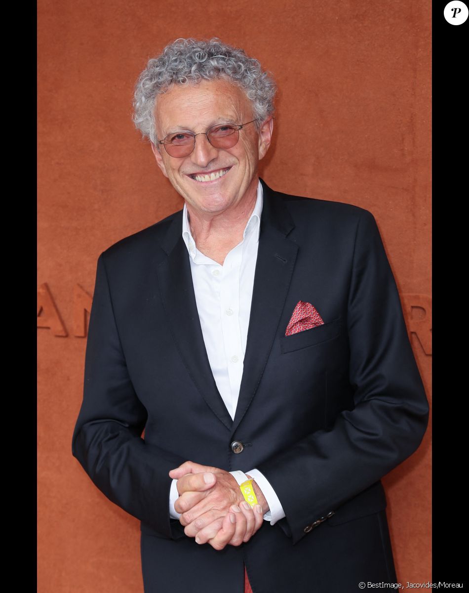 Nelson Monfort dans le village lors des Internationaux de Tennis de Roland-Garros à Paris, le 27 mai 2018. © Jacovides/Moreau/Bestimage