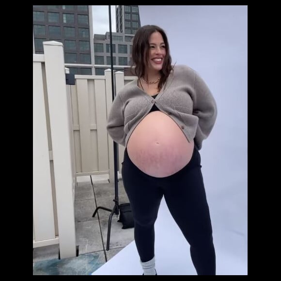 Ashley Graham, enceinte et en pleine séance photo. Novembre 2021.