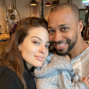 Ashley Graham, son mari Justin Ervin et leur fils Isaac. Mars 2020.