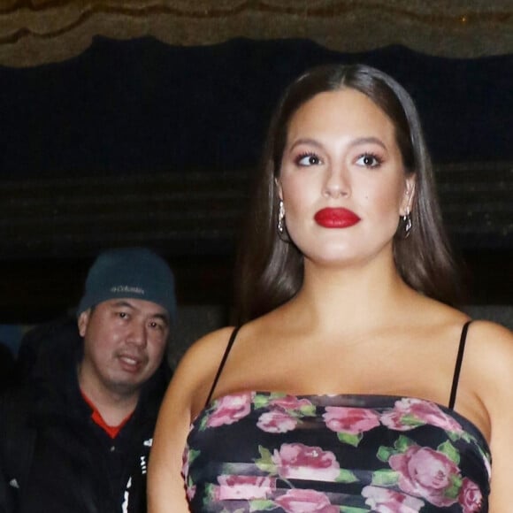 Ashley Graham enceinte à la sortie de l'émission The Tonight Show avec Jimmy Fallon dans une magnifique robe fleurie à New York, le 9 décembre 2019 P