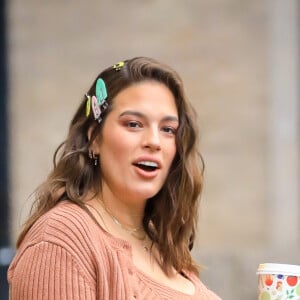 Exclusif - Ashley Graham enceinte, un café à la main, dans les rues de New York, le 18 novembre 2019.