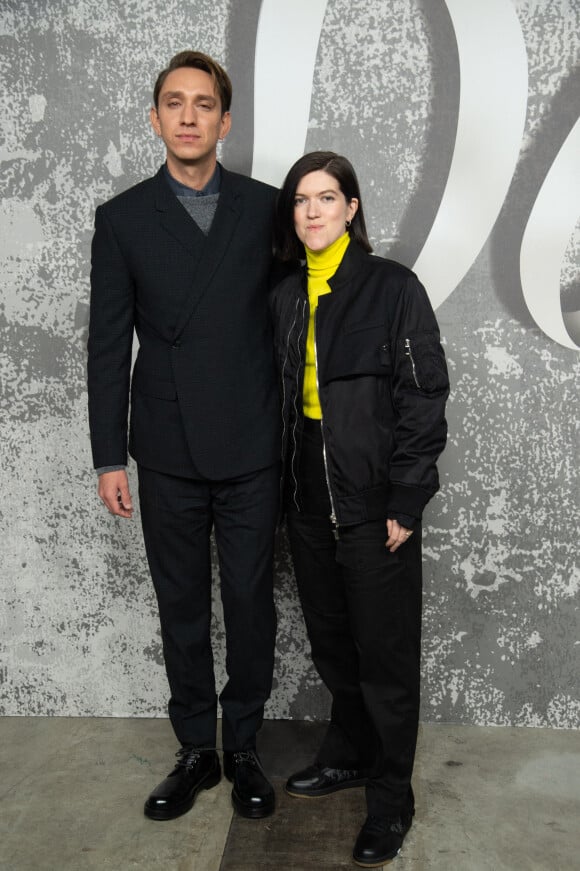 Oliver Sim et Romy Madley Croft (du groupe The xx) assistent au défilé Dior (Dior Homme), collection automne 2022, à l'Olympia London. Londres, le 9 décembre 2021.