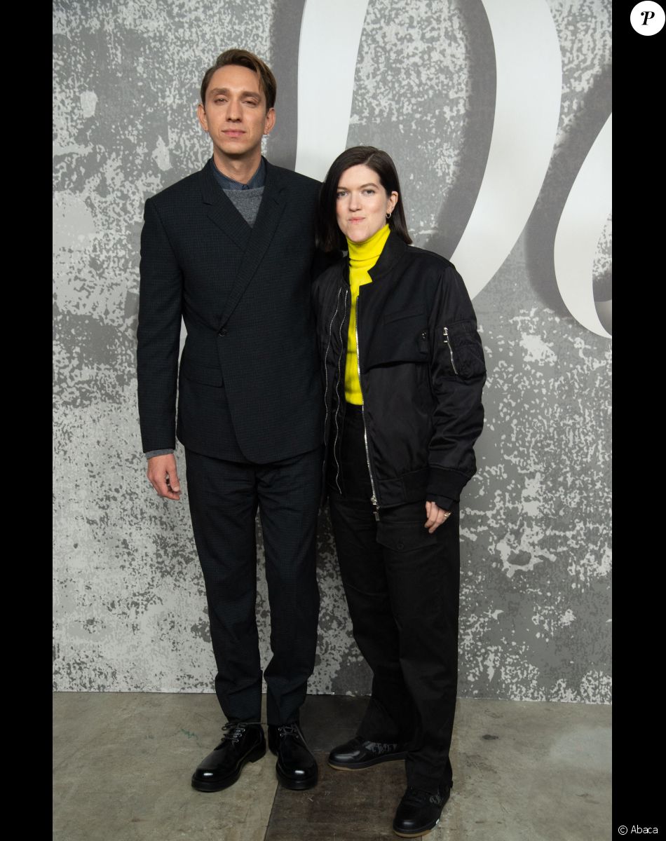 Oliver Sim et Romy Madley Croft (du groupe The xx) assistent au défilé Dior (Dior Homme), collection automne 2022, à l'Olympia London. Londres, le 9 décembre 2021.