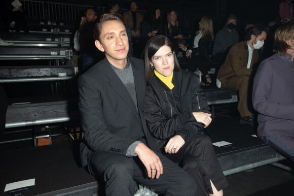 Oliver Sim et Romy Madley Croft (du groupe The xx) assistent au défilé Dior (Dior Homme), collection automne 2022, à l'Olympia London. Londres, le 9 décembre 2021.