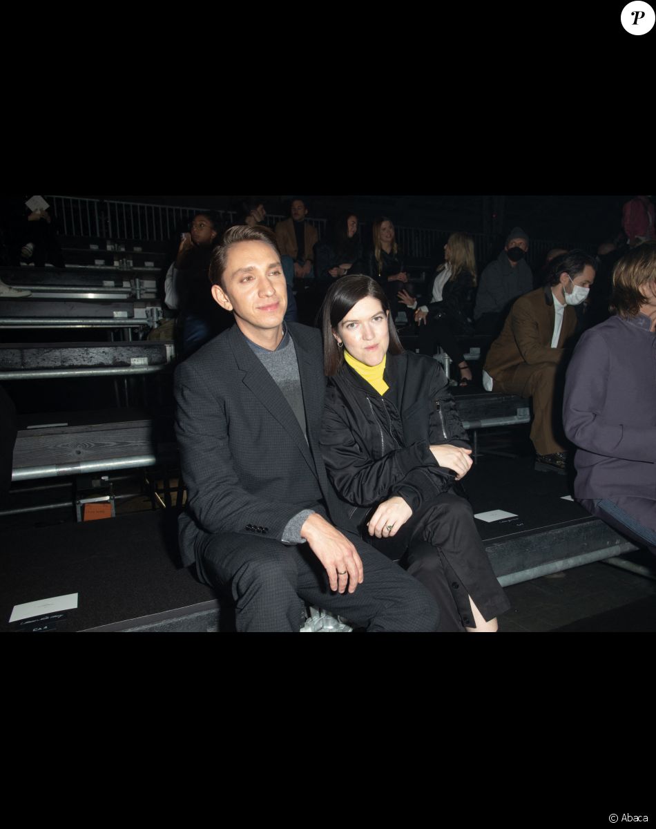 Oliver Sim et Romy Madley Croft (du groupe The xx) assistent au défilé Dior (Dior Homme), collection automne 2022, à l'Olympia London. Londres, le 9 décembre 2021.