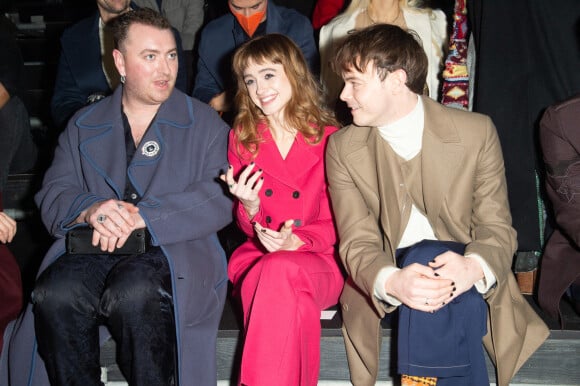 Sam Smith, Natalie Dyer et Charlie Heaton assistent au défilé Dior (Dior Homme), collection automne 2022, à l'Olympia London. Londres, le 9 décembre 2021.