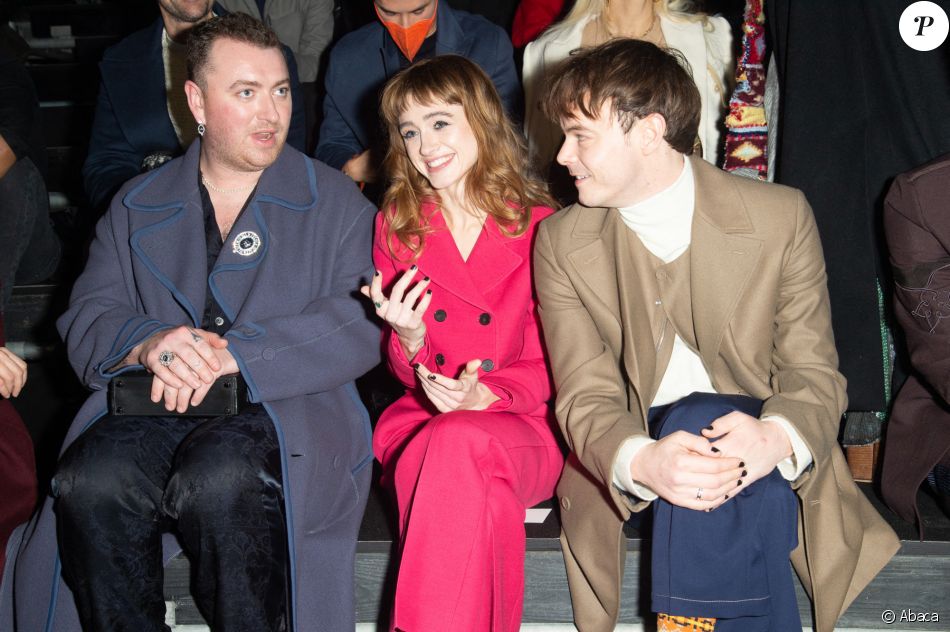 Sam Smith, Natalie Dyer et Charlie Heaton assistent au défilé Dior (Dior Homme), collection automne 2022, à l&#039;Olympia London. Londres, le 9 décembre 2021.