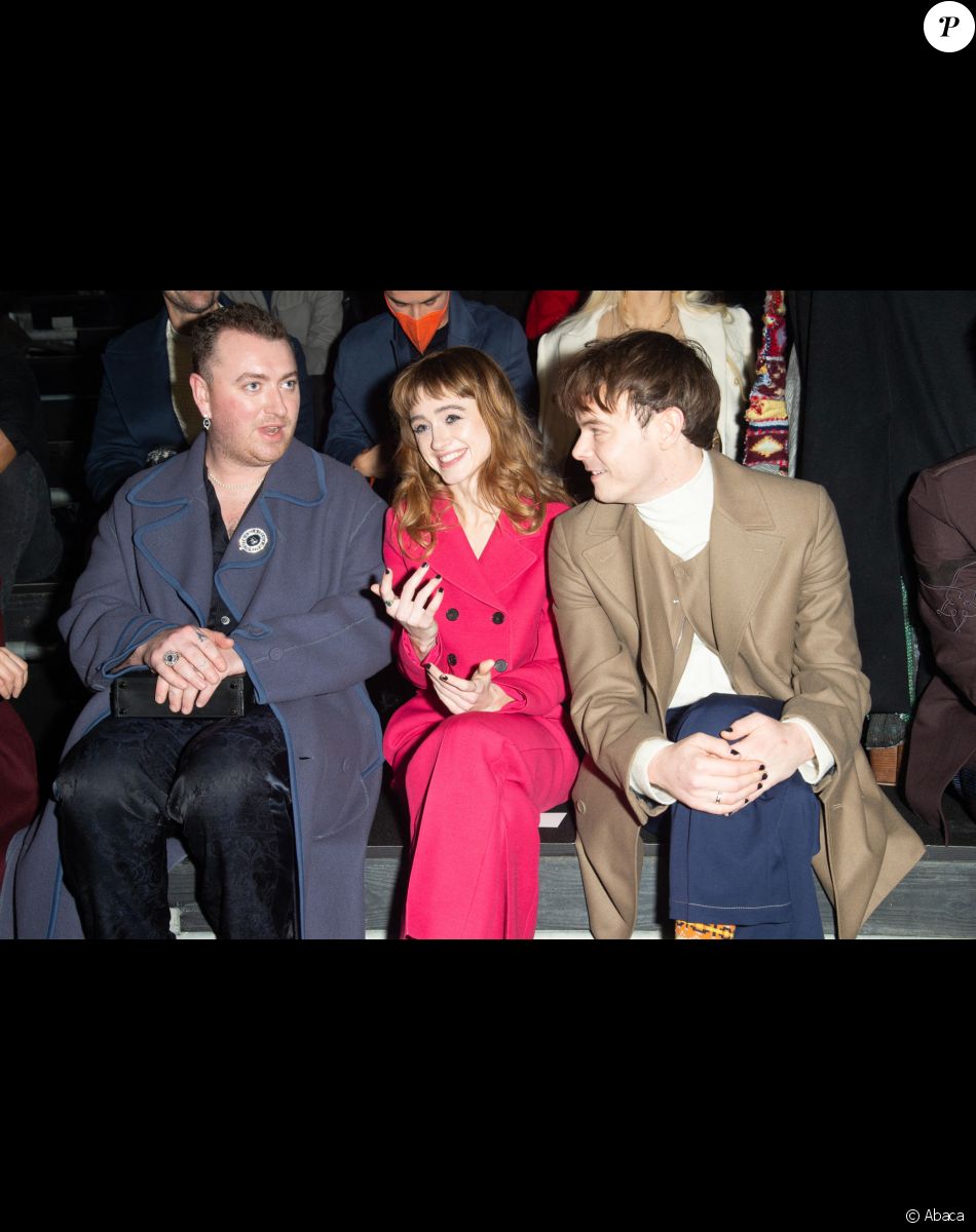 Sam Smith, Natalie Dyer et Charlie Heaton assistent au défilé Dior (Dior Homme), collection automne 2022, à l'Olympia London. Londres, le 9 décembre 2021.