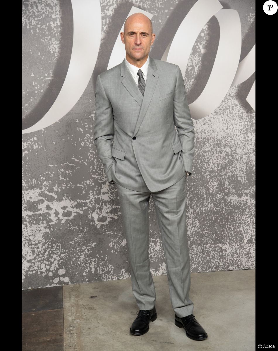 Mark Strong assiste au défilé Dior (Dior Homme), collection automne 2022, à l'Olympia London. Londres, le 9 décembre 2021.