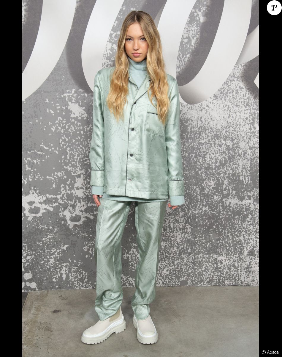 Lila Grace Moss Hack, la fille de Kate Moss, assiste au défilé Dior (Dior Homme), collection automne 2022, à l'Olympia London. Londres, le 9 décembre 2021.