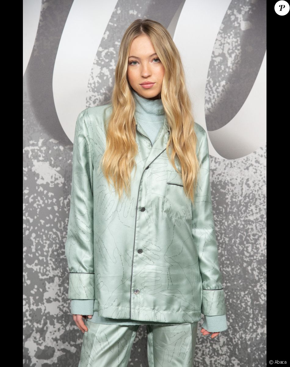 Lila Grace Moss Hack, la fille de Kate Moss, assiste au défilé Dior (Dior Homme), collection automne 2022, à l'Olympia London. Londres, le 9 décembre 2021.