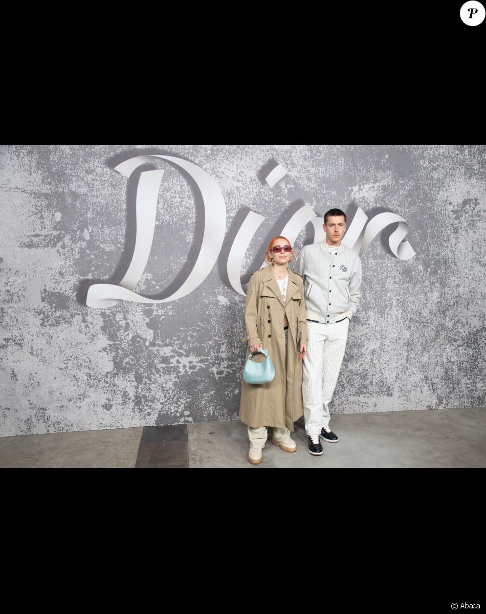 Harris Dickinson et sa petite amie Rose Gray assistent au défilé Dior (Dior Homme), collection automne 2022, à l'Olympia London. Londres, le 9 décembre 2021.