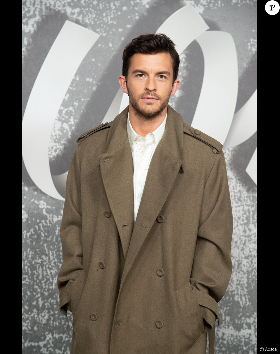 Jonathan Bailey assiste au défilé Dior (Dior Homme), collection automne 2022, à l'Olympia London. Londres, le 9 décembre 2021.
