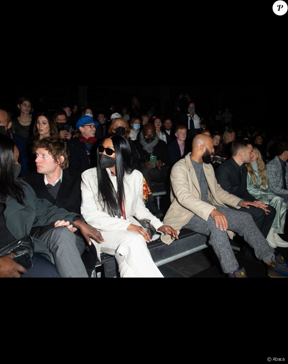 Le comte Nikolai Von Bismarck, Naomi Campbell, Common et Lila Grace Moss Hack assistent au défilé Dior (Dior Homme), collection automne 2022, à l'Olympia London. Londres, le 9 décembre 2021.