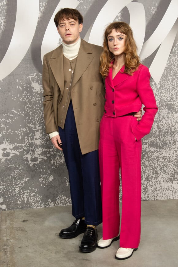Charlie Heaton et sa petite amie Natalie Dyer assistent au défilé Dior (Dior Homme), collection automne 2022, à l'Olympia London. Londres, le 9 décembre 2021.