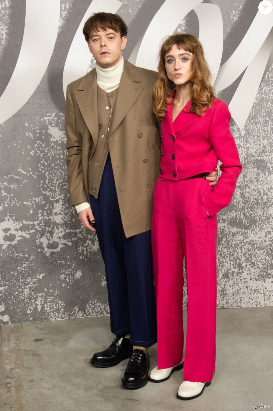 Charlie Heaton et sa petite amie Natalie Dyer assistent au défilé Dior (Dior Homme), collection automne 2022, à l&#039;Olympia London. Londres, le 9 décembre 2021.