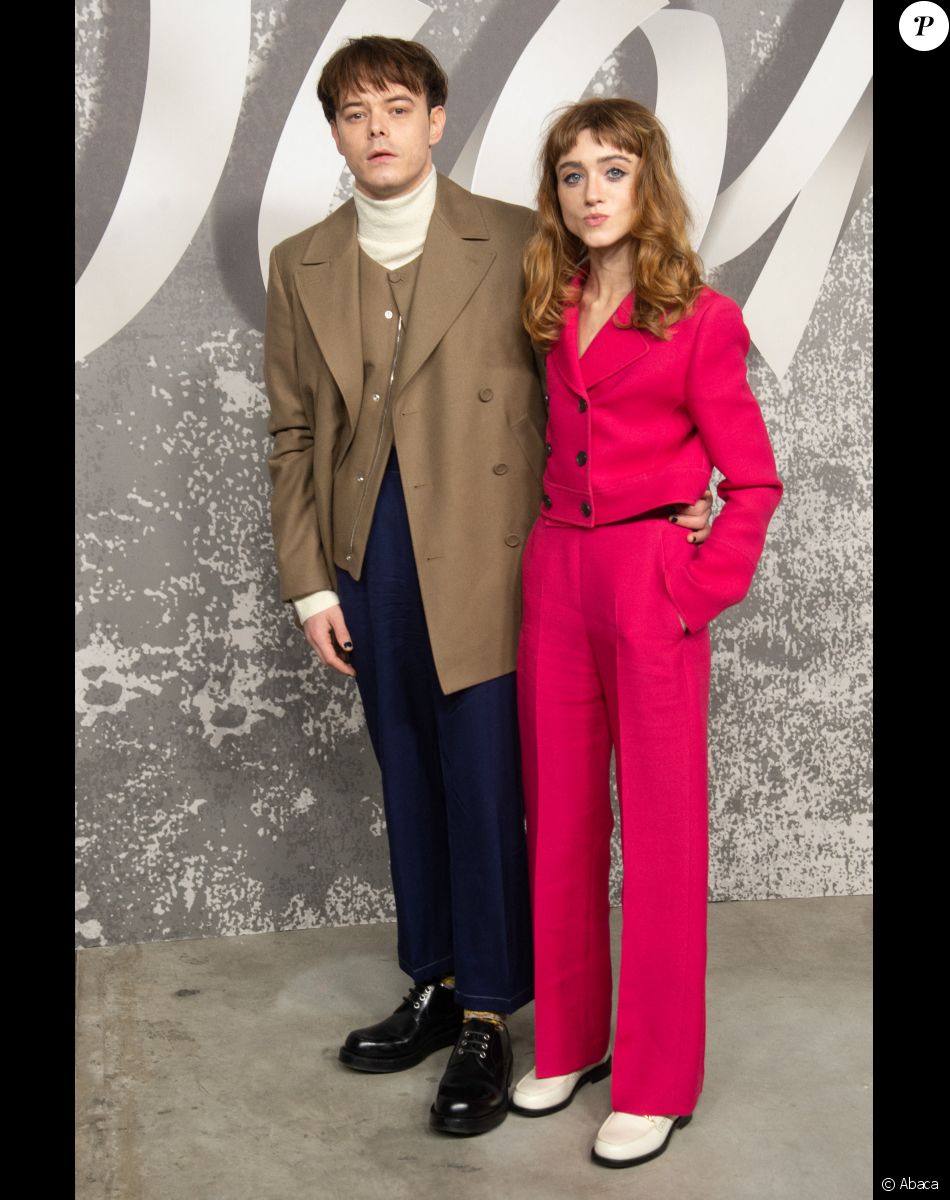 Charlie Heaton et sa petite amie Natalie Dyer assistent au défilé Dior (Dior Homme), collection automne 2022, à l'Olympia London. Londres, le 9 décembre 2021.