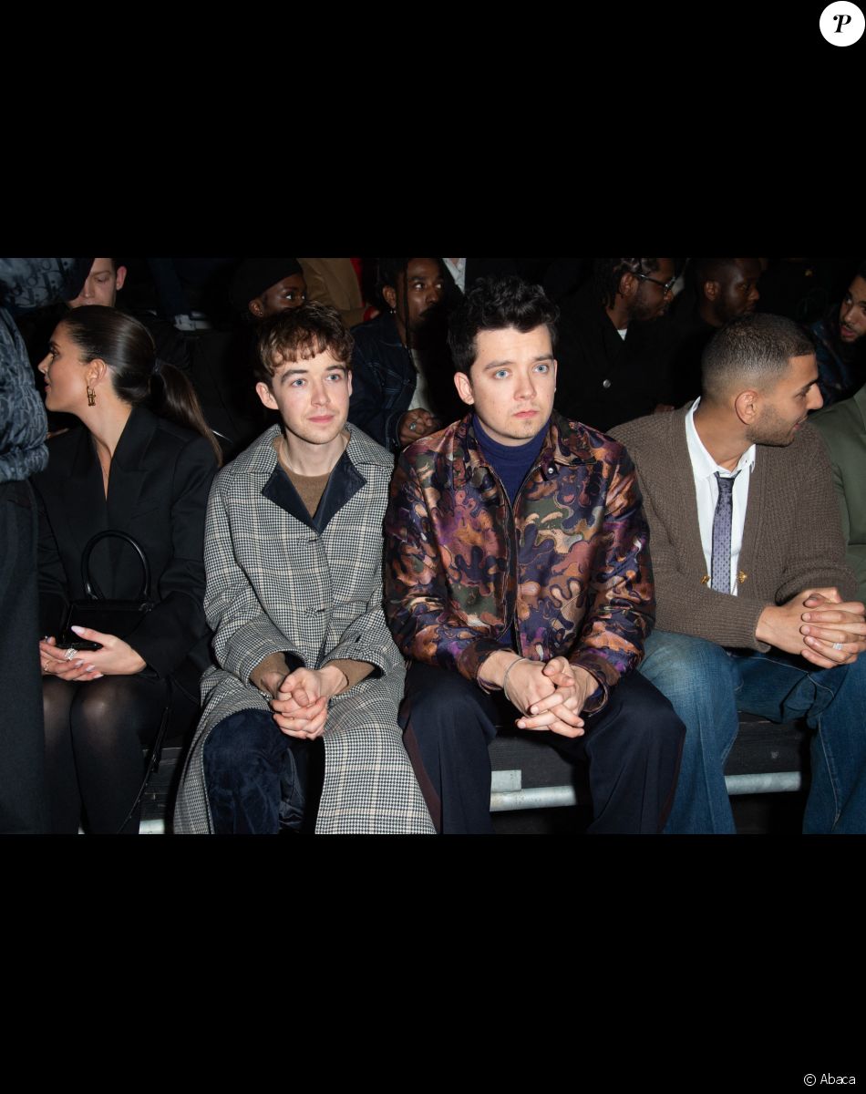 Alex Lawther et Asa Butterfield assistent au défilé Dior (Dior Homme), collection automne 2022, à l'Olympia London. Londres, le 9 décembre 2021.