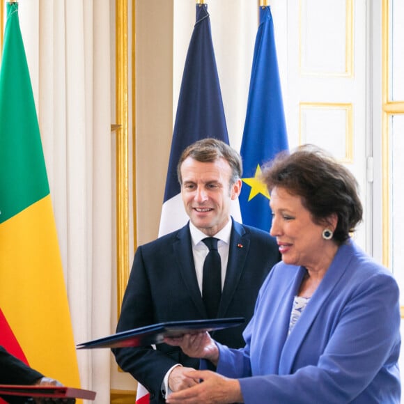 Le président de la République du Bénin, Patrice Talon, le président de la République française Emmanuel Macron, Jean Michel Babalola Abimboln, ministre du Tourisme, de la Culture et des Arts du Benin et Roselyne Bachelot-Narquin, ministre de la Culture francaise lors de la signature de l'acte de transfert de propriété de 26 oeuvres des trésors royaux d'Abomey à la Rapublique du Benin, au palais de l'Elysée à Paris, France, le 9 novembre 2021