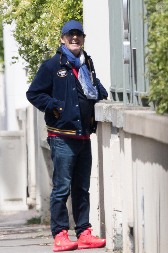 Jean-Luc Reichmann, tout sourire, se rend à son parking pour récupérer sa voiture à Paris, France, le 16 mai 2020.