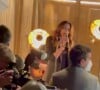 Carla Bruni chante lors de la soirée d'ouverture du Bulgari Hotel à Paris, le 1er décembre 2021