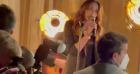Carla Bruni chante lors de la soirée d'ouverture du Bulgari Hotel à Paris, le 1er décembre 2021