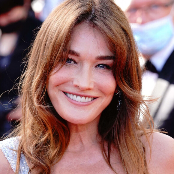 Carla Bruni - Montée des marches du film " Annette " lors de la cérémonie d'ouverture du 74ème Festival International du Film de Cannes. Le 6 juillet 2021 