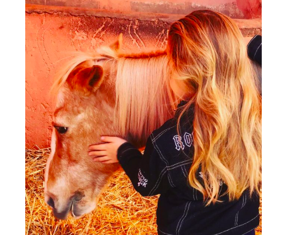 Giulia Sarkozy et son poney - Photo publiée sur le compte Instagram de Carla Bruni-Sarkozy
