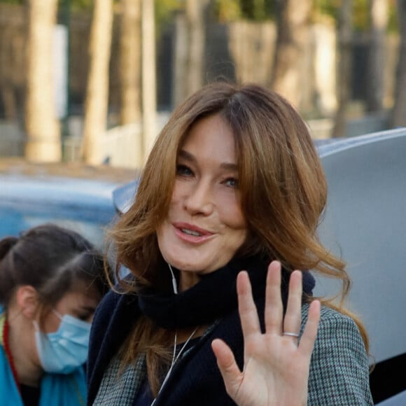 Exculsif - Carla Bruni-Sarkozy - Arrivées de l'émission "Vivement Dimanche" qui sera diffusée le 28 novembre 2021 au studio Gabriel à Paris, France, le 22 novembre 2021. © Christophe Clovis / Bestimage 