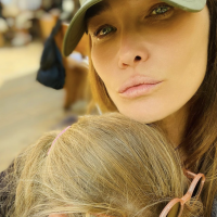 "Elle est dans une école bilingue" : Carla Bruni-Sarkozy se confie sur sa fille Giulia, 10 ans