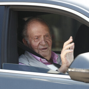 L'ancien roi Juan Carlos I à sa sortie de l'hôpital à Madrid, à la suite de son opération à coeur ouvert pour un triple pontage, un an avant son exil aux Emirats Arabes Unis.