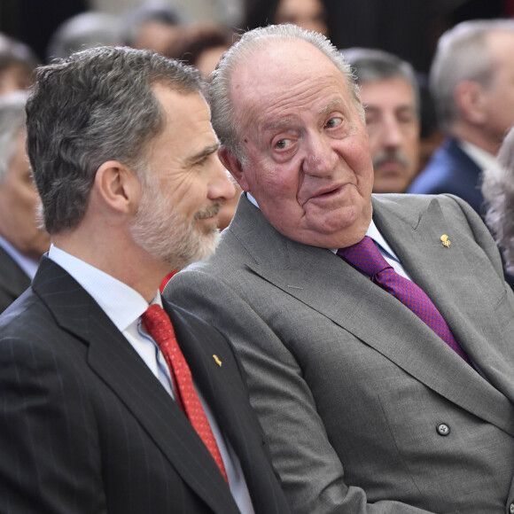 Le roi Felipe VI d'Espagne et son père le roi Juan Carlos le 10 janvier 2019 lors de la cérémonie des Prix nationaux du sport espagnol au palais du Pardo à Madrid.