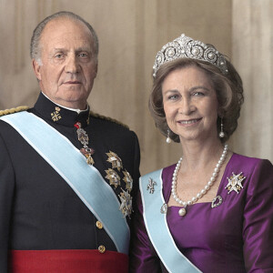 Le roi Juan Carlos Ier et la reine Sofia d'Espagne, photo officielle en mars 2007 à la Zarzuela, à Madrid