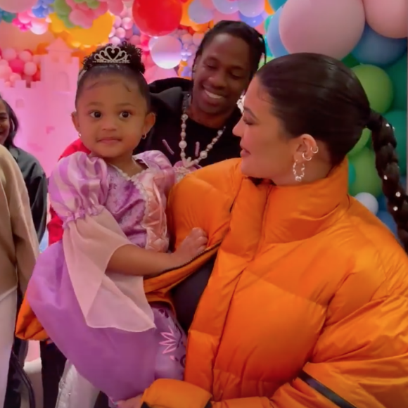 Kylie Jenner et Travis Scott et leur fille Stormi ont célébré leur baby shower dans la plus grande discrétion.