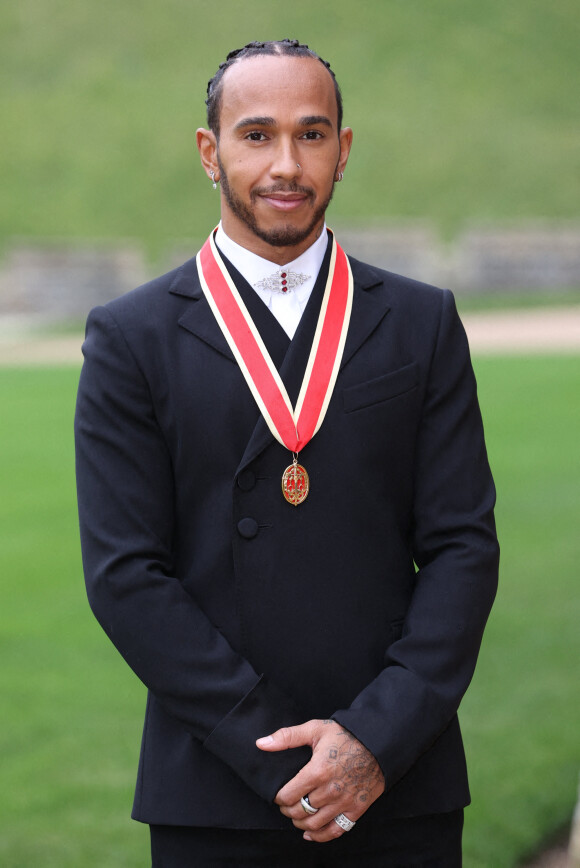 Sir Lewis Hamilton et sa médaille de chevalier après la cérémonie au château de Windsor, le 15 décembre 2021. Photo de Stephen Lock/i-Images/ABACAPRESS.COM