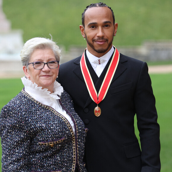 Sir Lewis Hamilton a été fait chevalier sous les yeux de sa mère, lors d'une cérémonie au château de Windsor. Photo de Stephen Lock/i-Images/ABACAPRESS.COM