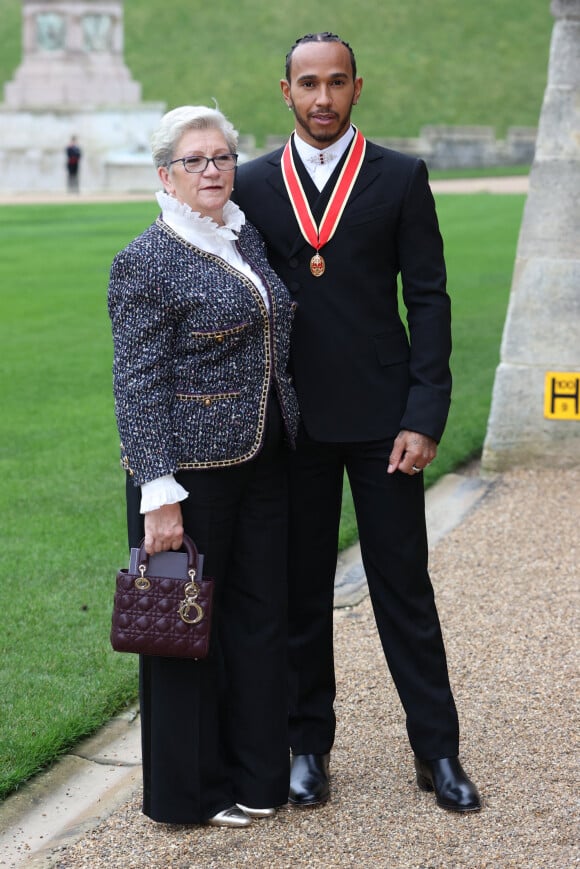 Sir Lewis Hamilton et sa mère après avoir été fait chevalier lors d'une cérémonie au château de Windsor, le 15 décembre 2021. Photo de Stephen Lock/i-Images/ABACAPRESS.COM