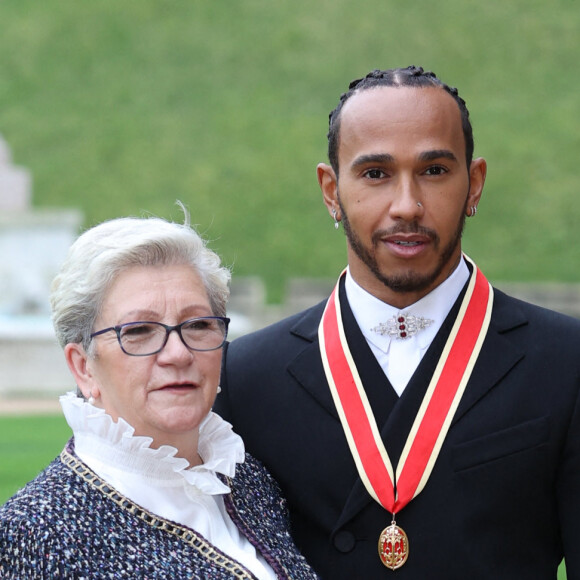 Sir Lewis Hamilton et sa mère après avoir été fait chevalier lors d'une cérémonie au château de Windsor, le 15 décembre 2021. Photo de Stephen Lock/i-Images/ABACAPRESS.COM