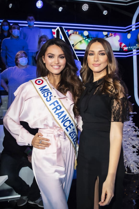 Exclusif - Diane Leyre (Miss France 2022), Delphine Wespiser (Miss France 2012) - Pendant l'émission TPMP (Touche Pas à Mon Poste) présentée en direct par C.Hanouna le 13/12/21 en direct sur C8, Paris le 13 décembre 2021. © Jack Tribeca / Bestimage .