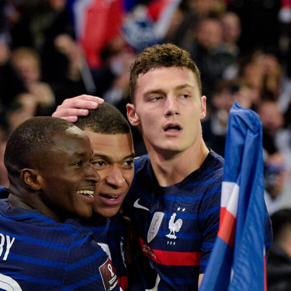 Kylian Mbappé (10 - France) - Moussa Diaby (20 - France) - Benjamin Pavard (2 - France) lors du match de football de qualification pour la Coupe du monde 2022 entre la France et le Kazakhstan au stade Parc des Princes à Paris, France, le 13 novembre 2021. La France a gagné 8-0. © Federico Pestellini/Panoramic/Bestimage