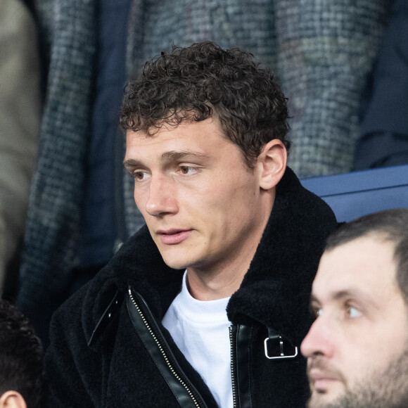 Benjamin Pavard dans les tribunes lors du match de Ligue 1 opposant le Paris Saint-Germain à l'AS Monaco au Parc des Princes à Paris, France, le 12 janvier 2020. Le PSG fait match nul face à l'AS Monaco (3-3).